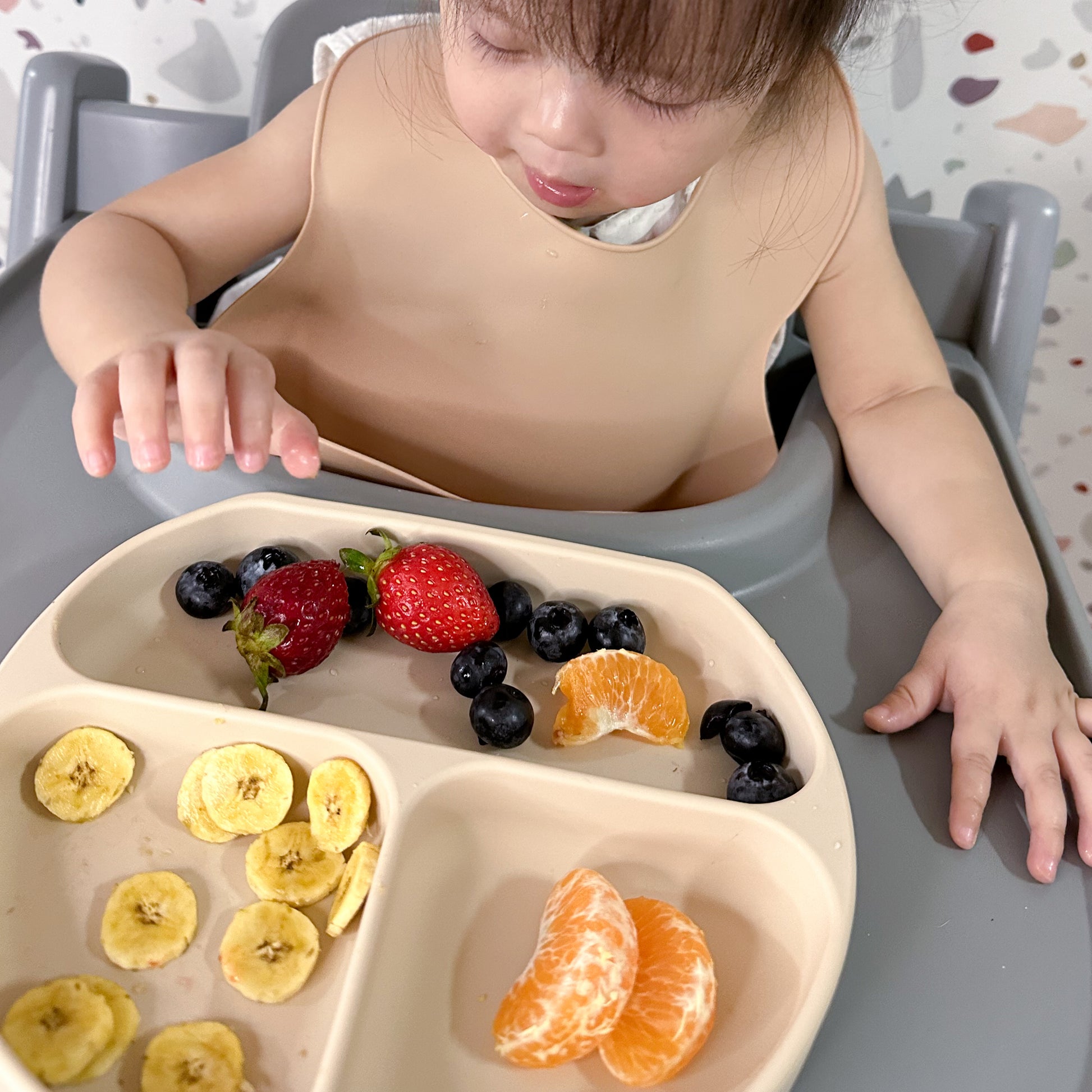 Divider plate with fruits 